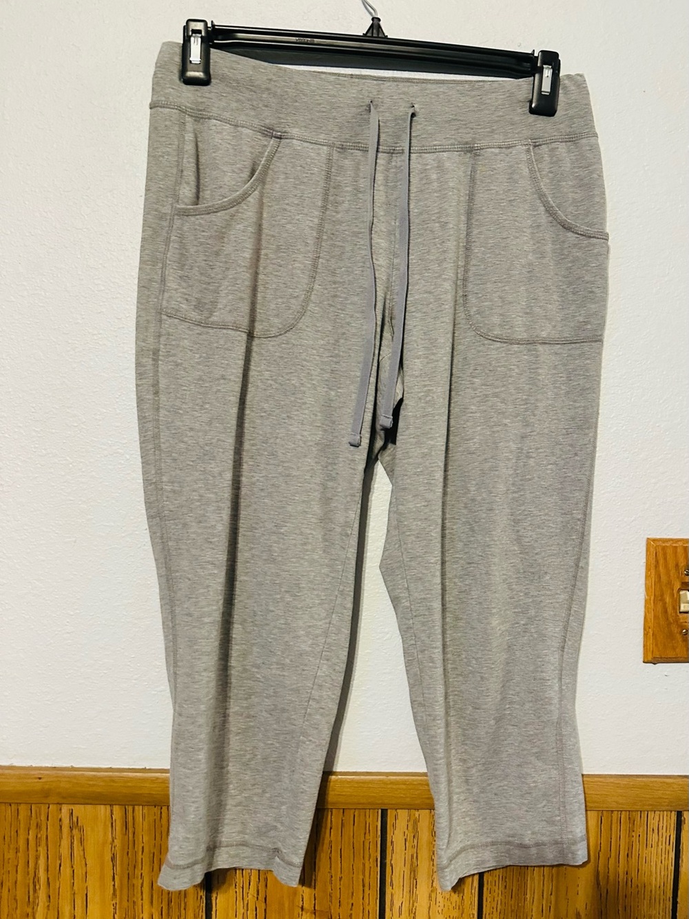 Athletic Works women size MEDIUM Gray Drawstring Sweatpants cropped